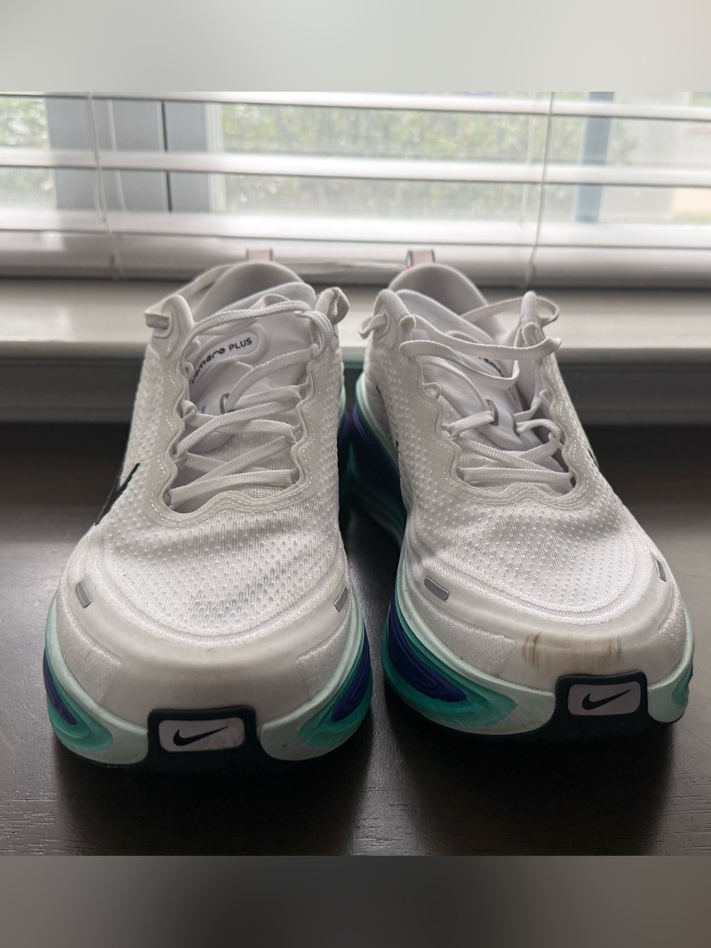 Nike Men;s White and Teal Athletic Sneakers Size 10.5